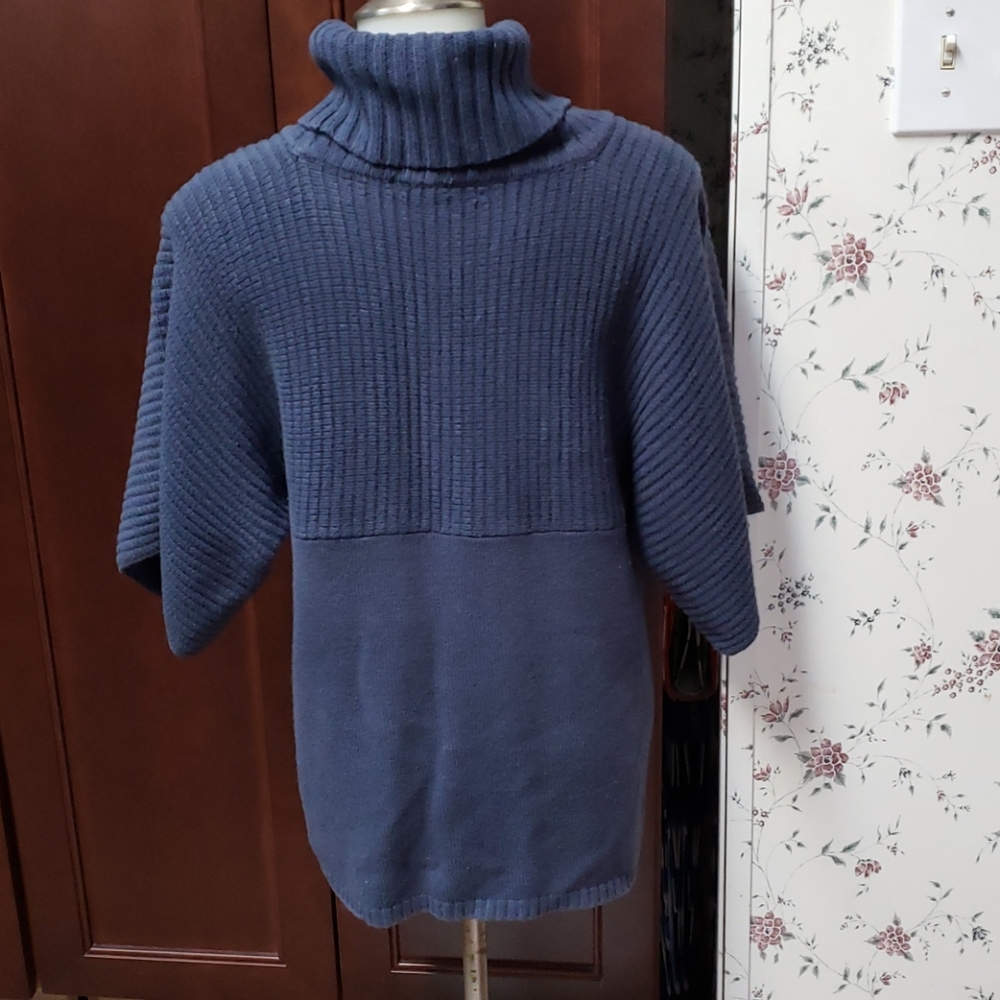 3X HOST PICK. Women's BCBG Sweater - Picture 2 of 4